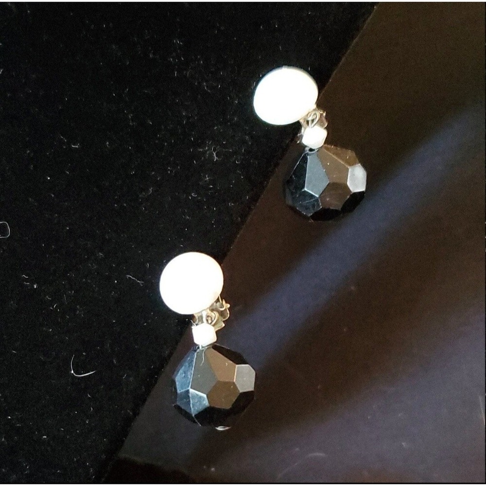 Vintage 40s Black White Plastic Dangle Clip On Earrings West Germany - Picture 2 of 4